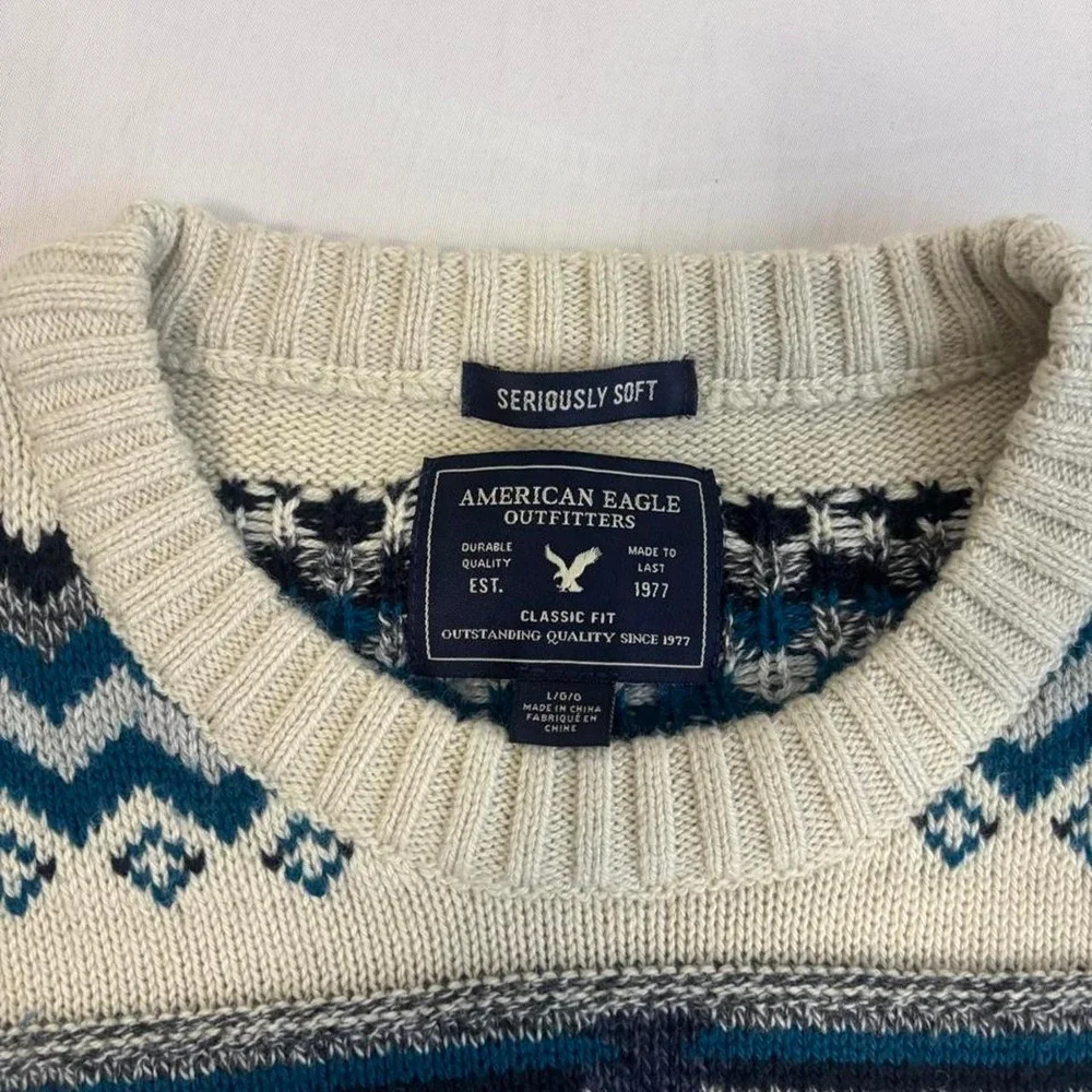 2000s american eagle cream & blue geometric patterned sweater